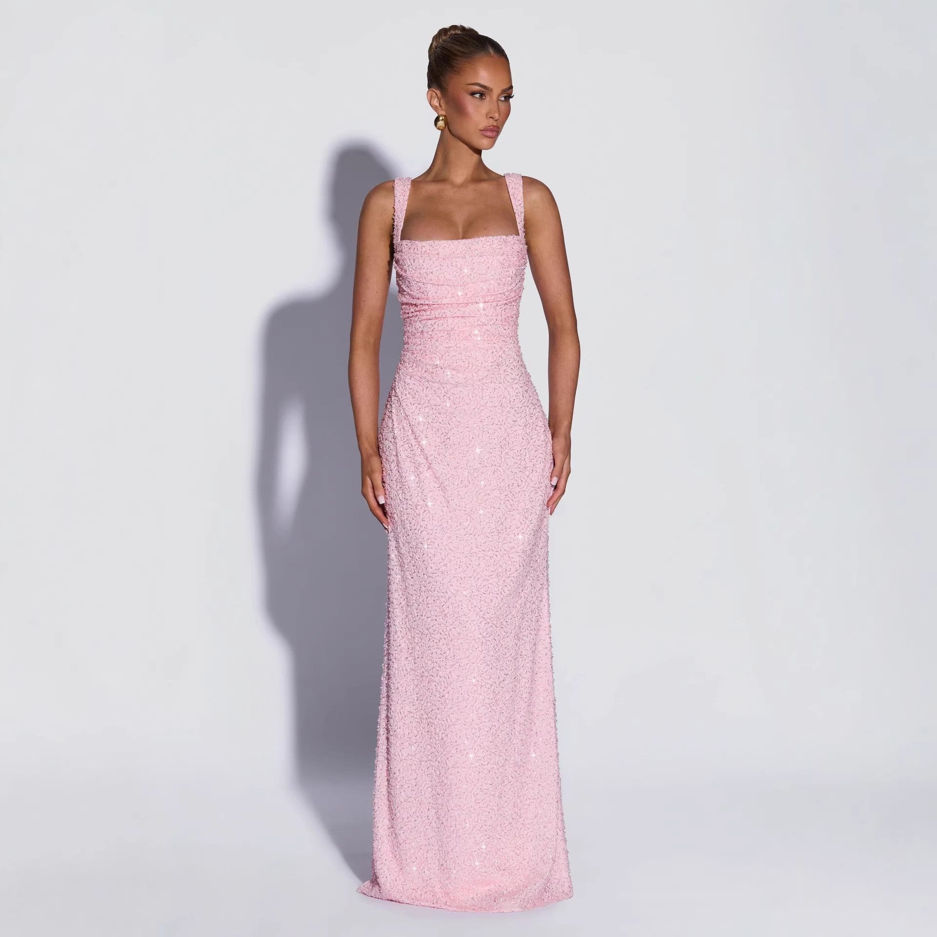 Vestido comprido de lantejoulas com racha lateral
