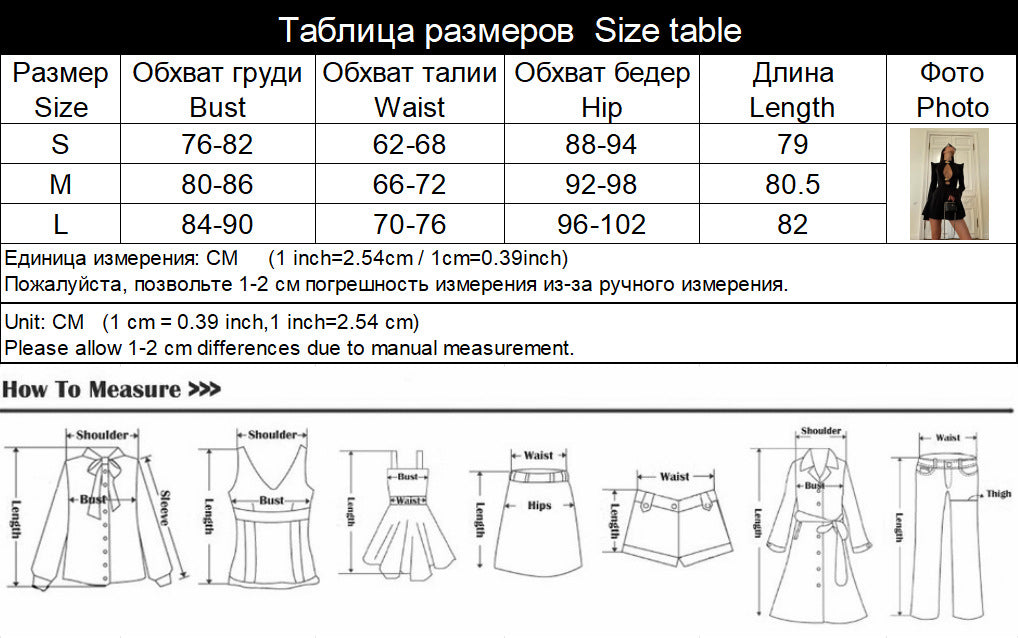 Vestido Curto de Manga Comprida com Recortes e Detalhes Metálicos