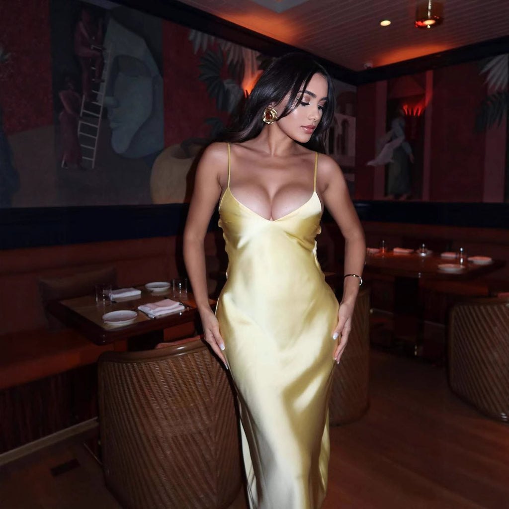Vestido Midi de Cetim Sem Costas com Alças Ajustáveis