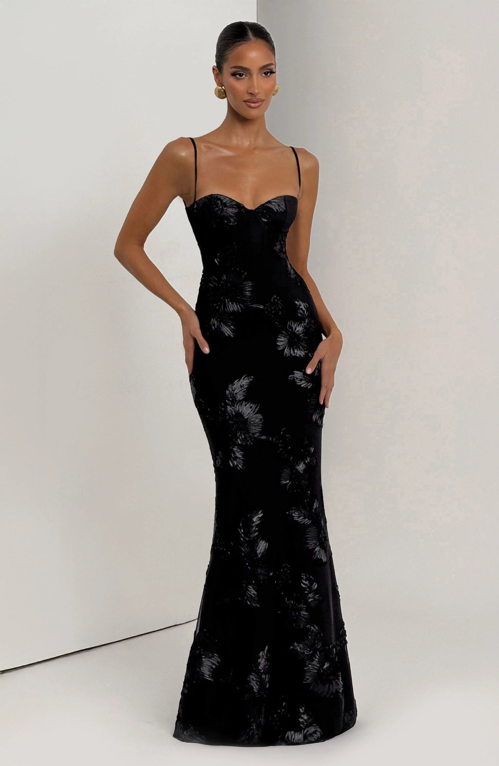 Vestido Maxi Suspensor Sem Costas com Bordado Floral 3D