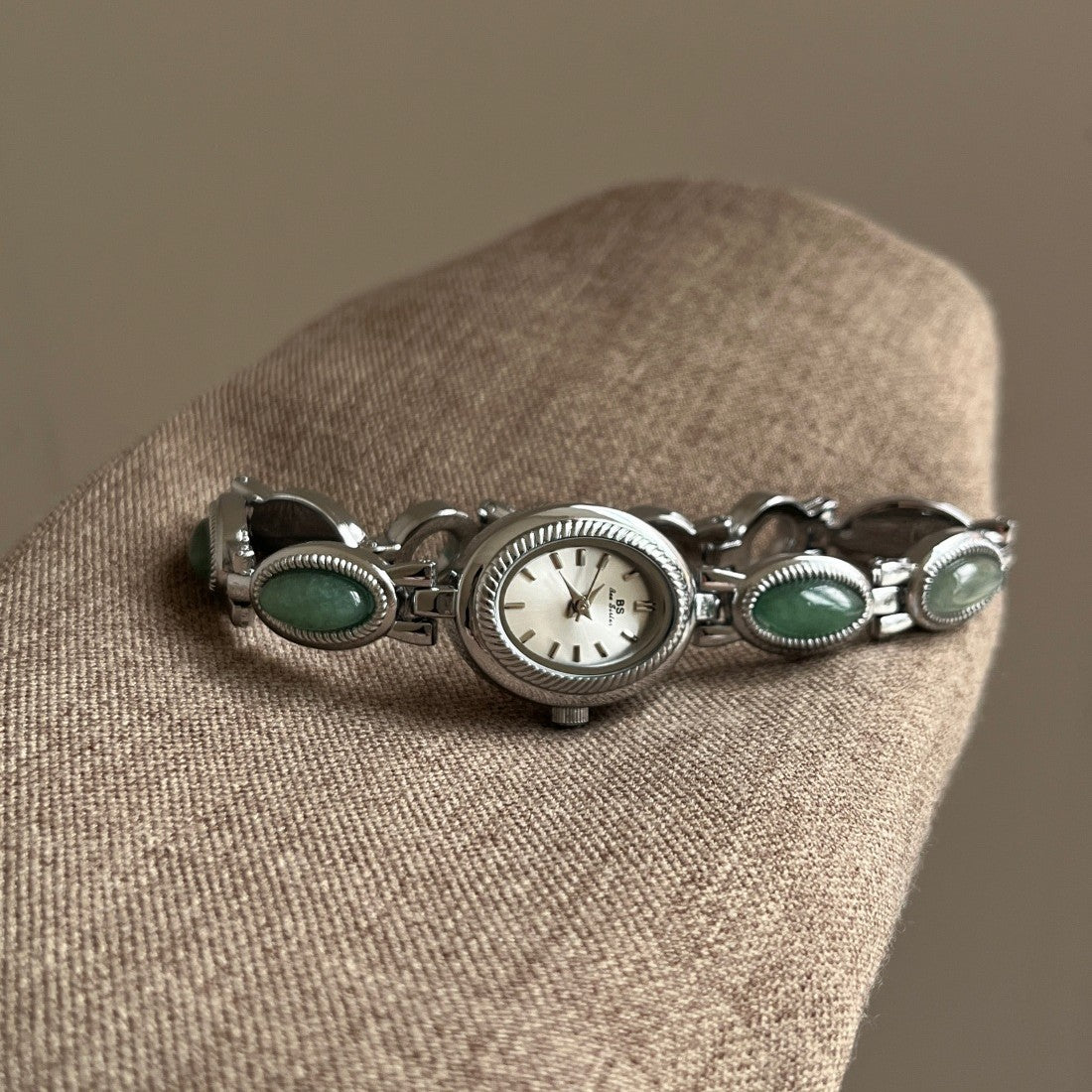 Relógio de Pulseira com Mostrador Oval de Jade