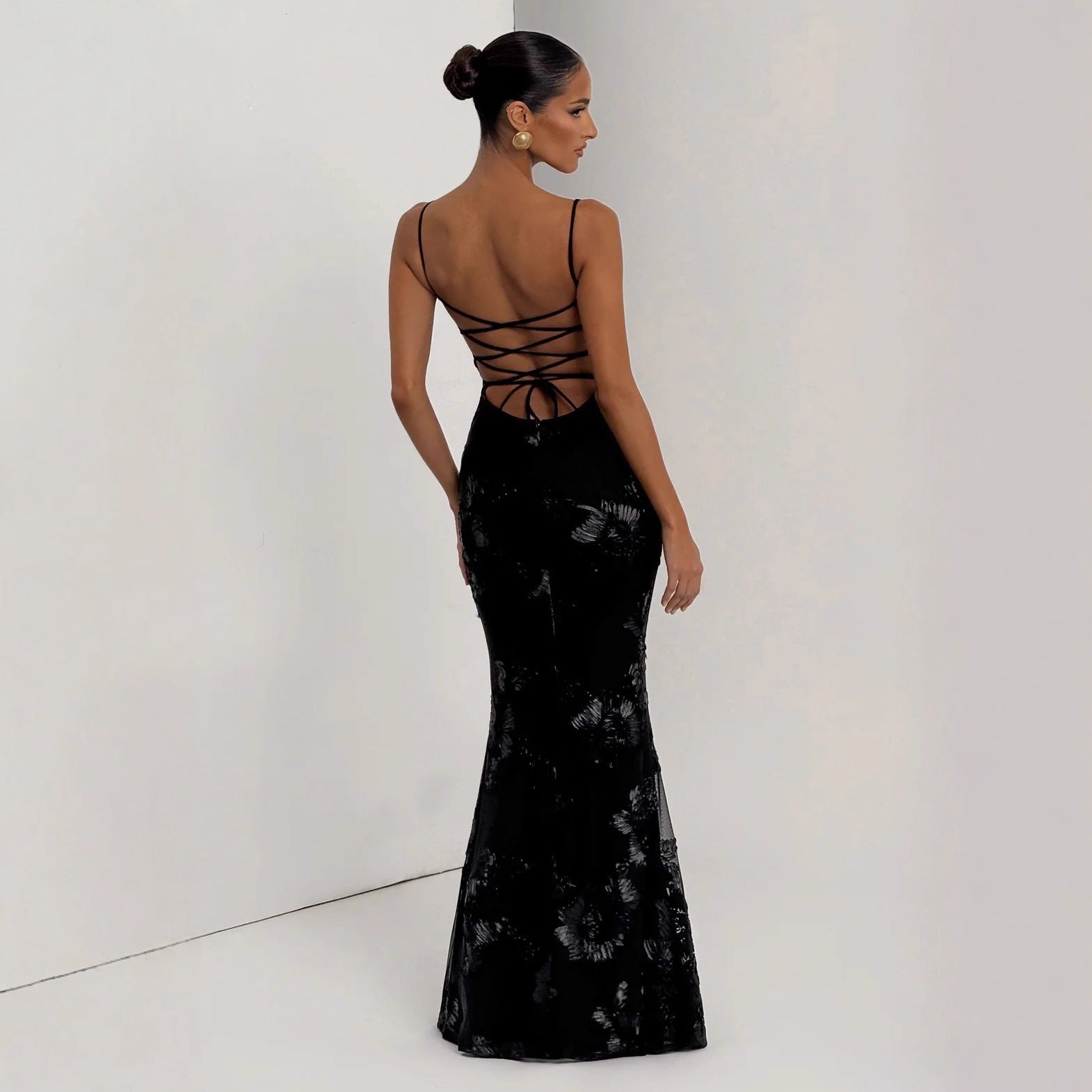 Vestido Maxi Suspensor Sem Costas com Bordado Floral 3D