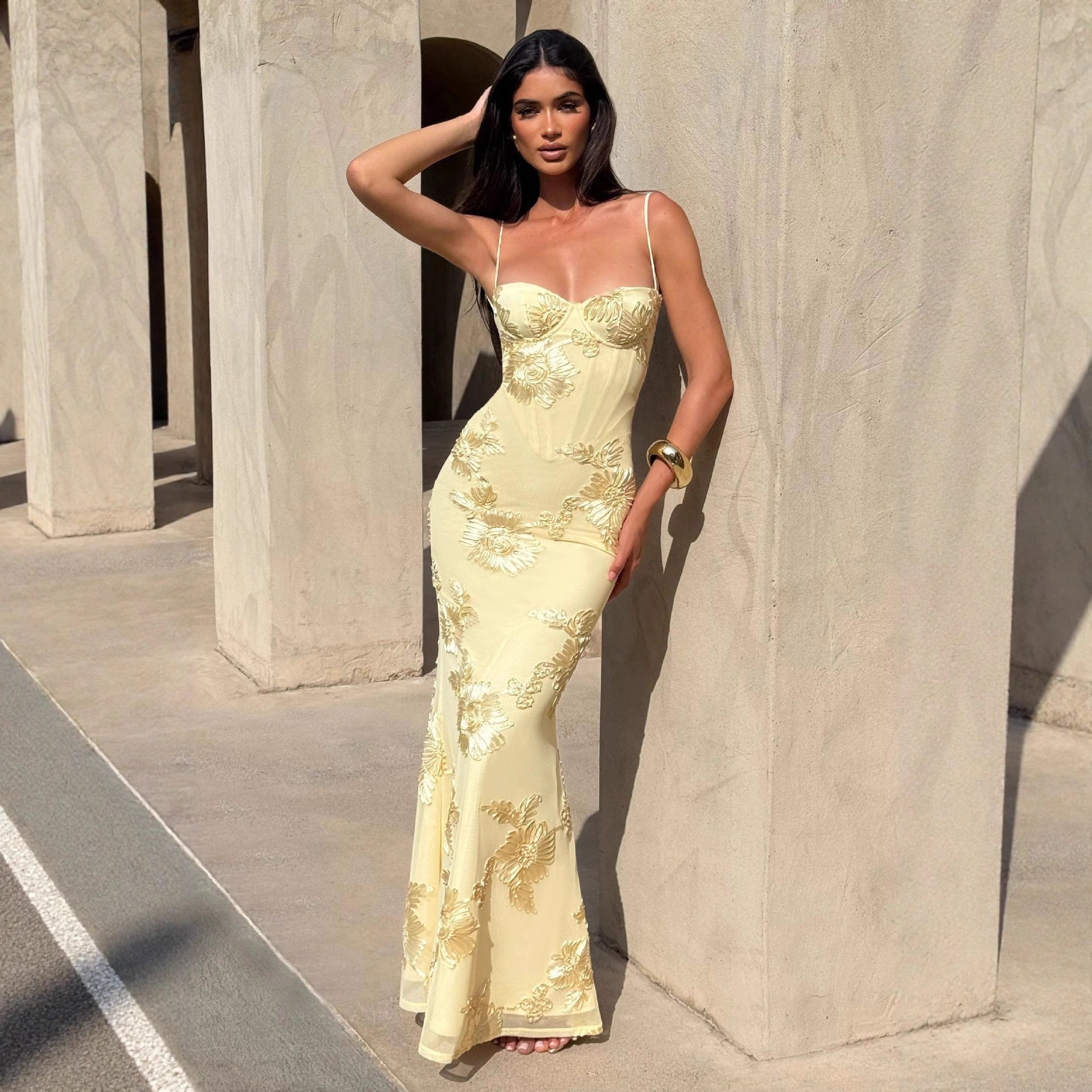 Vestido Maxi Suspensor Sem Costas com Bordado Floral 3D