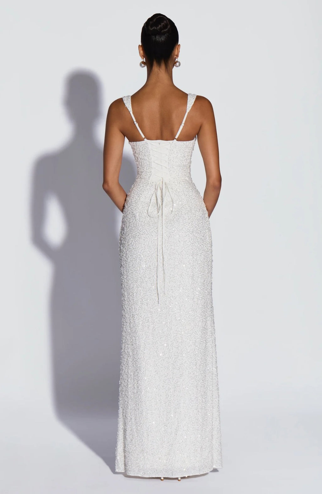 Vestido comprido de lantejoulas com racha lateral