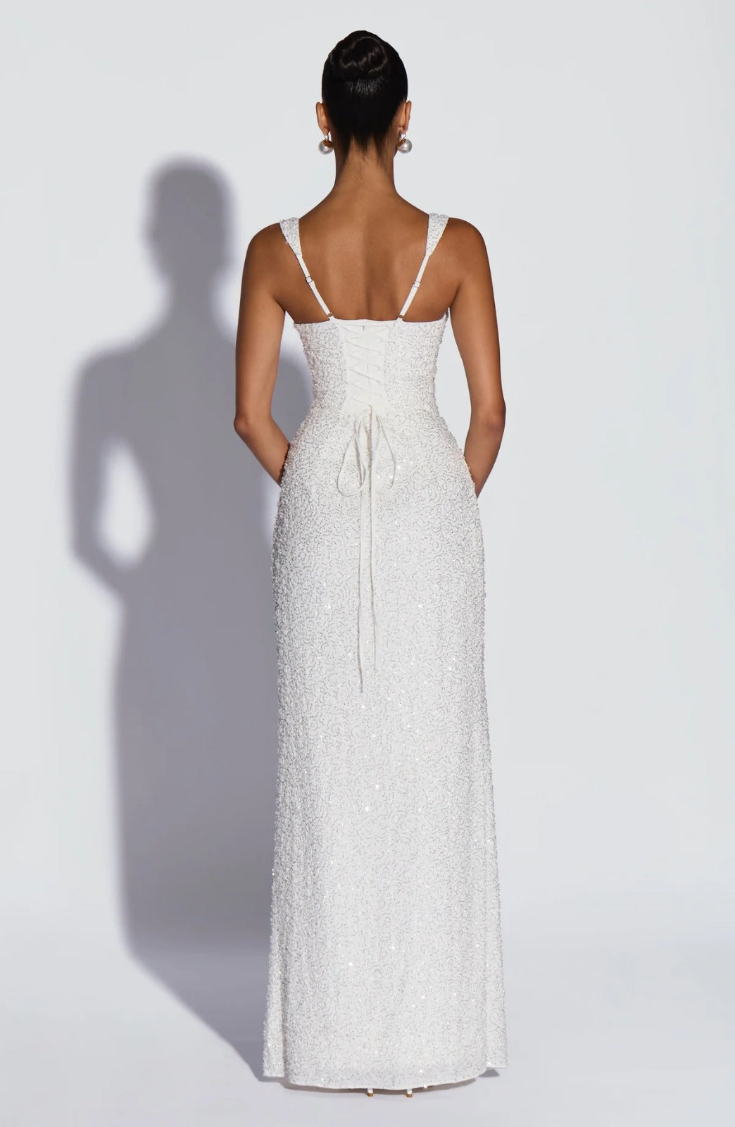 Vestido comprido de lantejoulas com racha lateral