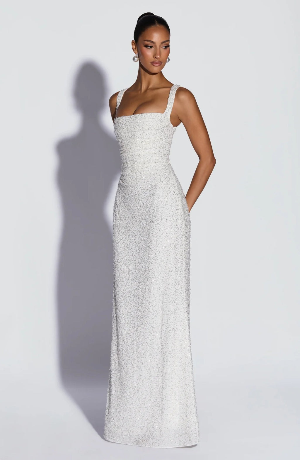 Vestido comprido de lantejoulas com racha lateral