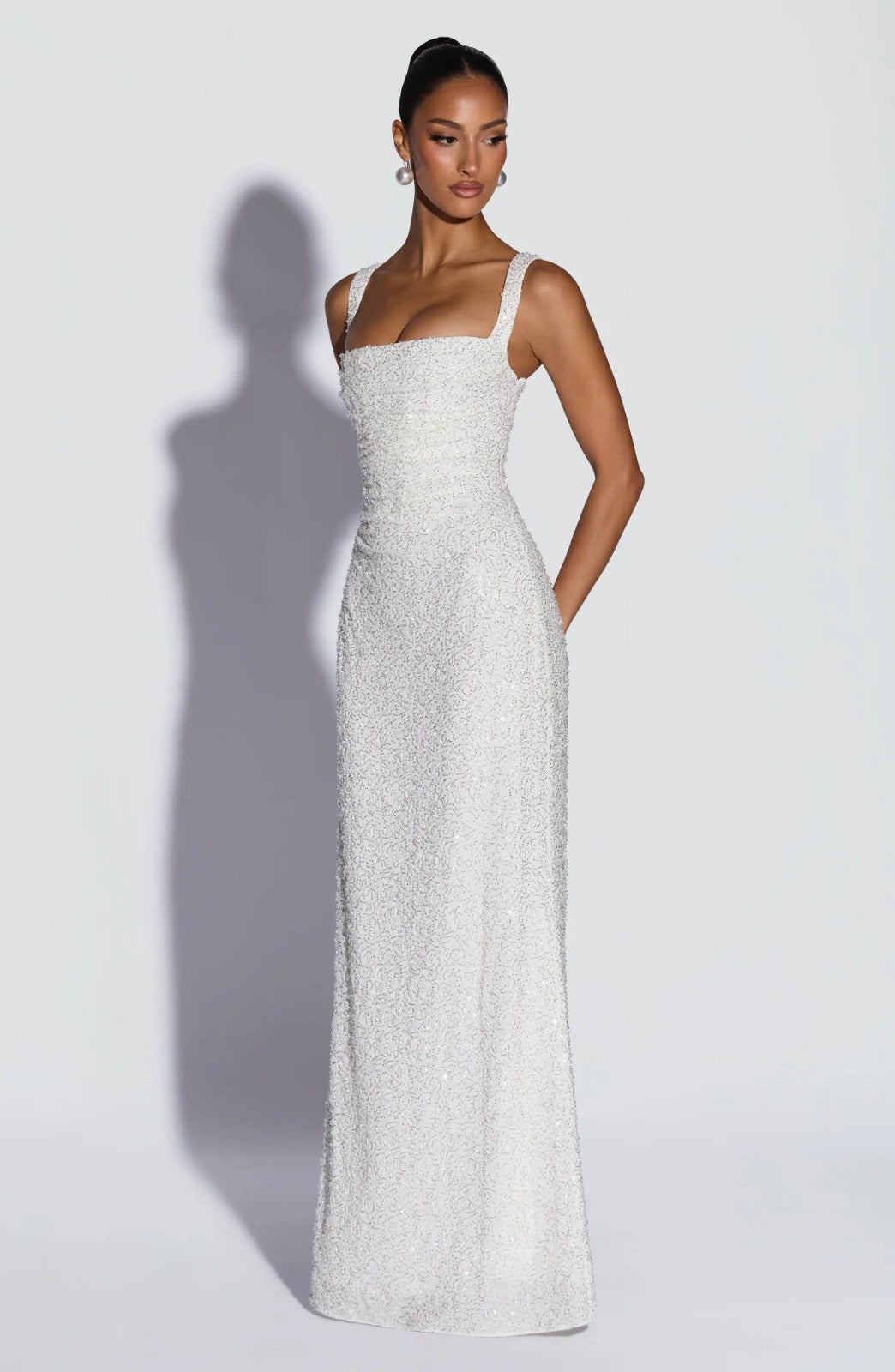 Vestido comprido de lantejoulas com racha lateral