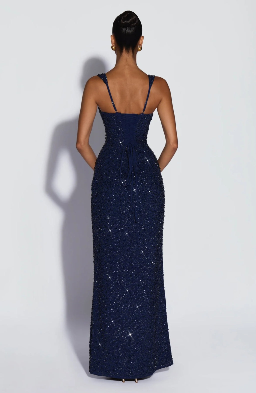 Vestido comprido de lantejoulas com racha lateral