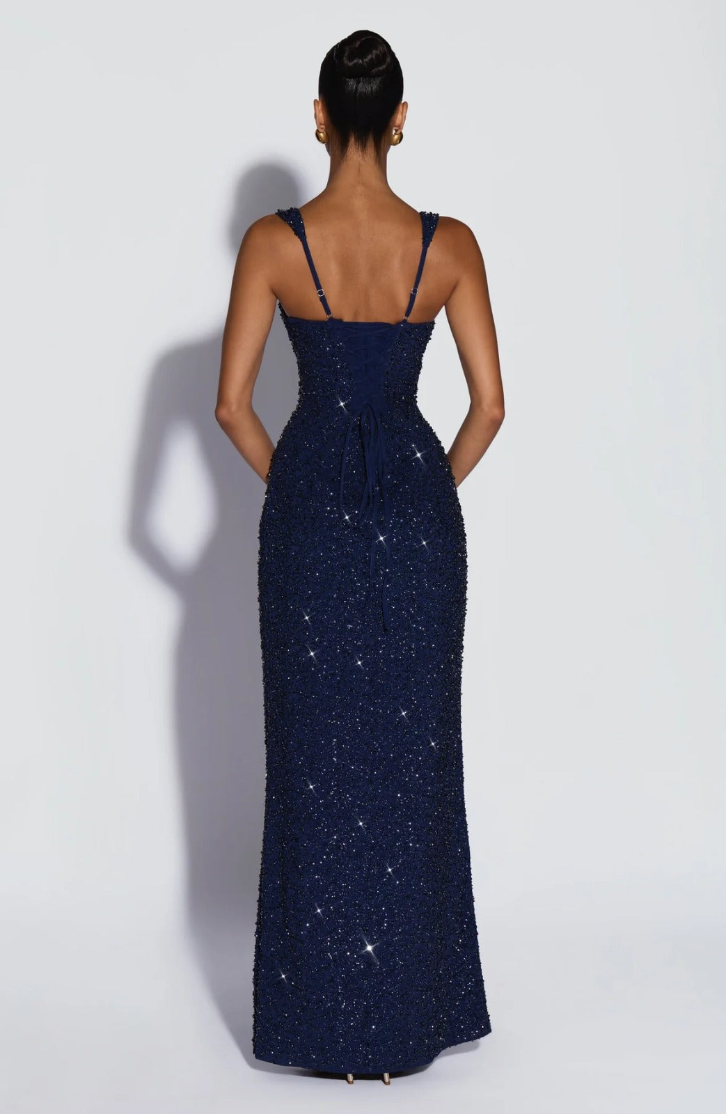 Vestido comprido de lantejoulas com racha lateral