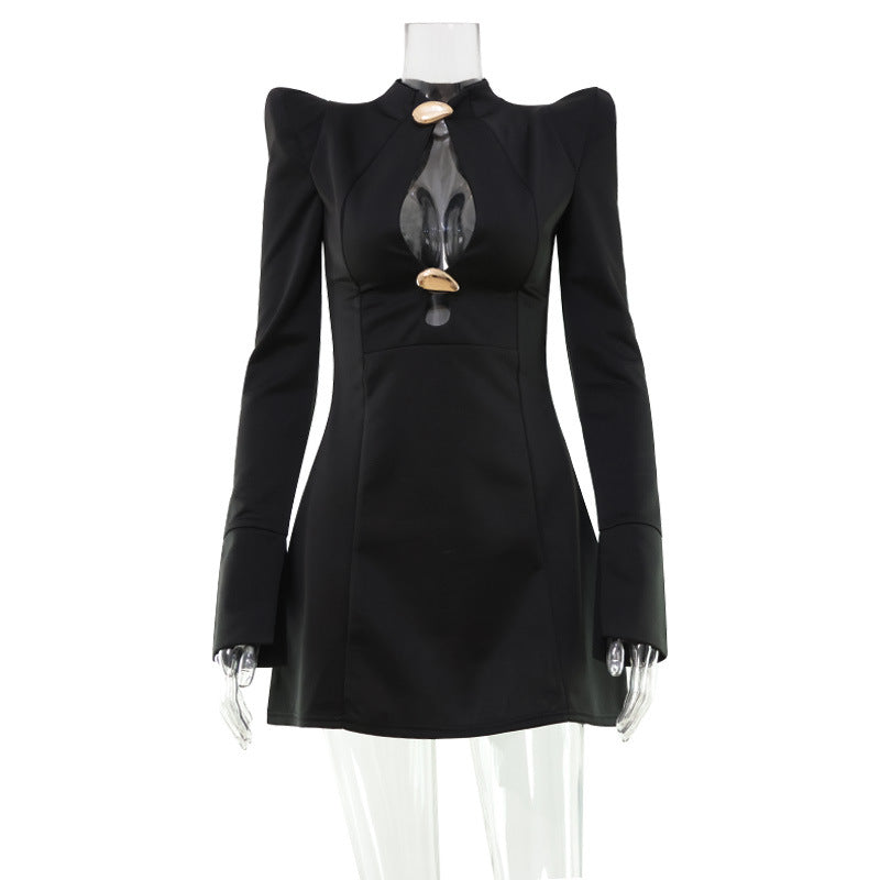 Vestido Curto de Manga Comprida com Recortes e Detalhes Metálicos
