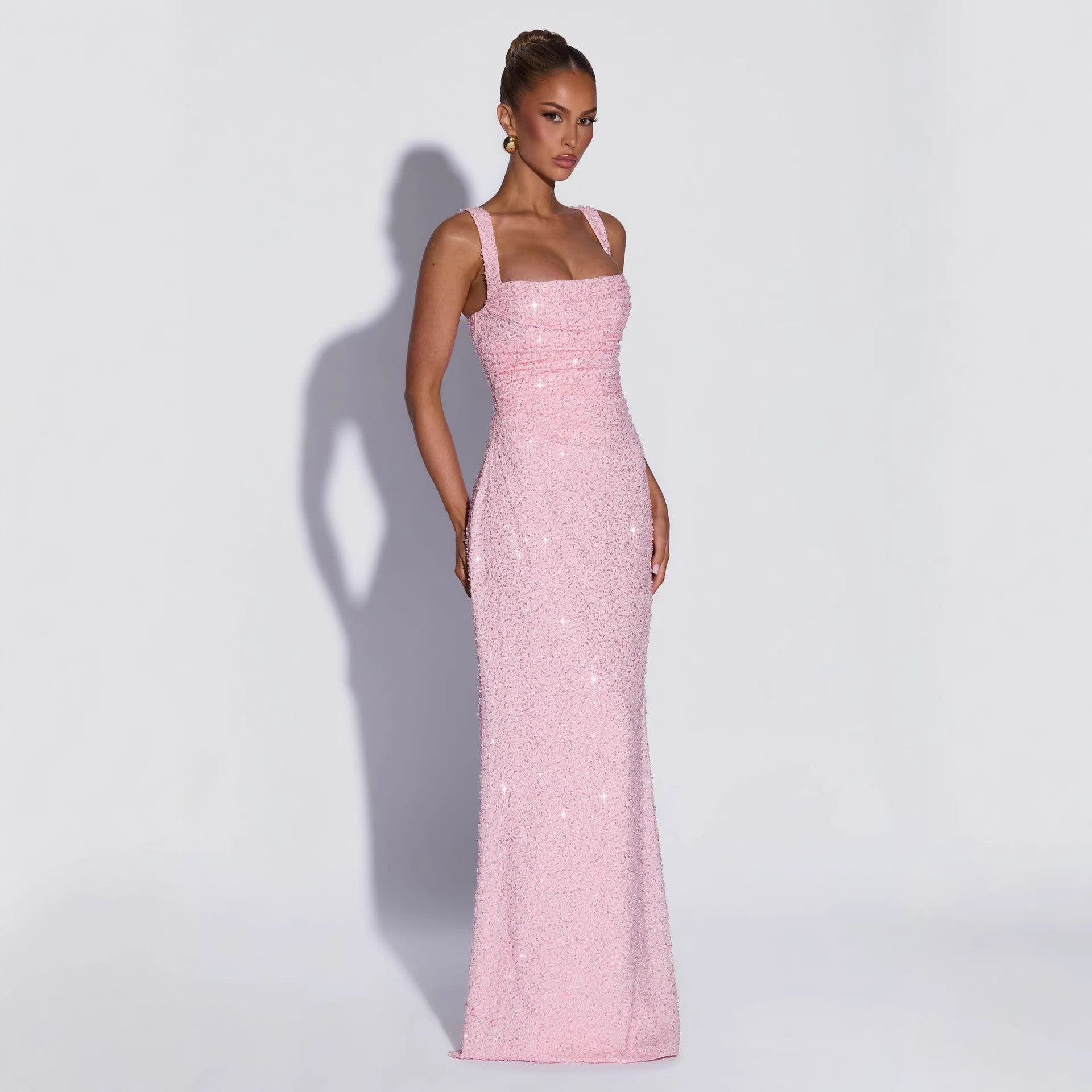 Vestido comprido de lantejoulas com racha lateral