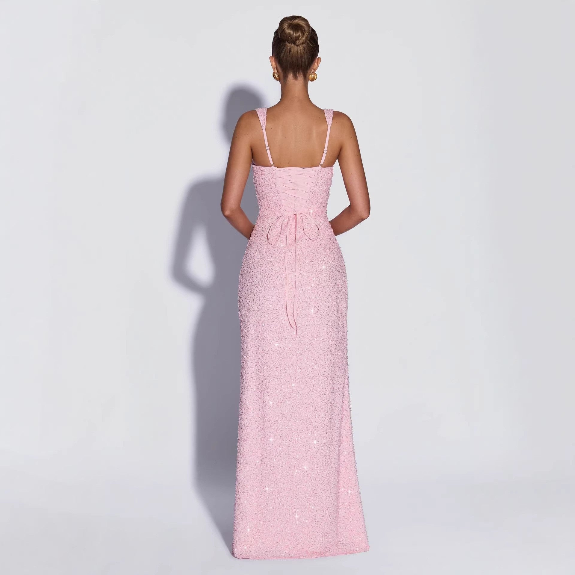 Vestido comprido de lantejoulas com racha lateral