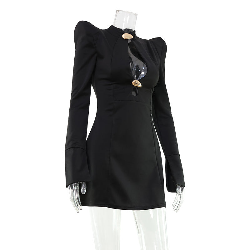 Vestido Curto de Manga Comprida com Recortes e Detalhes Metálicos