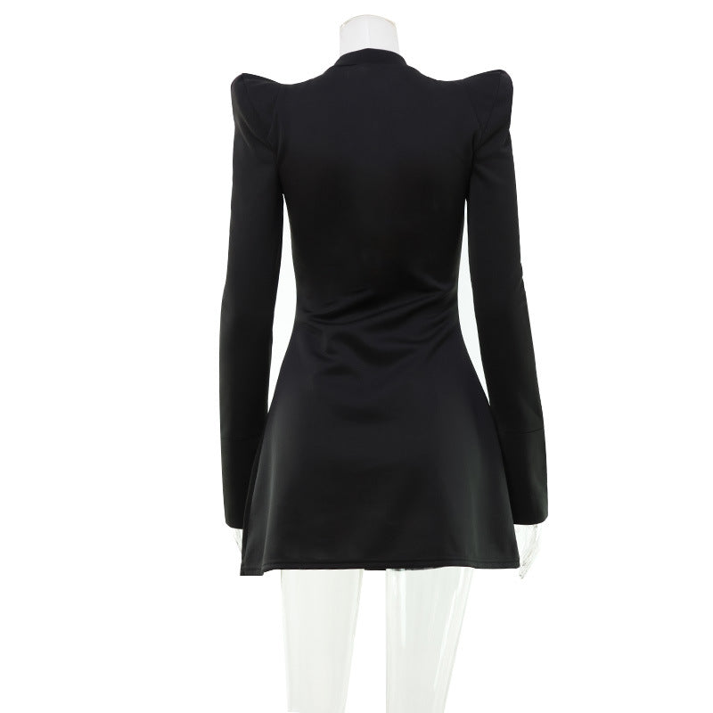 Vestido Curto de Manga Comprida com Recortes e Detalhes Metálicos