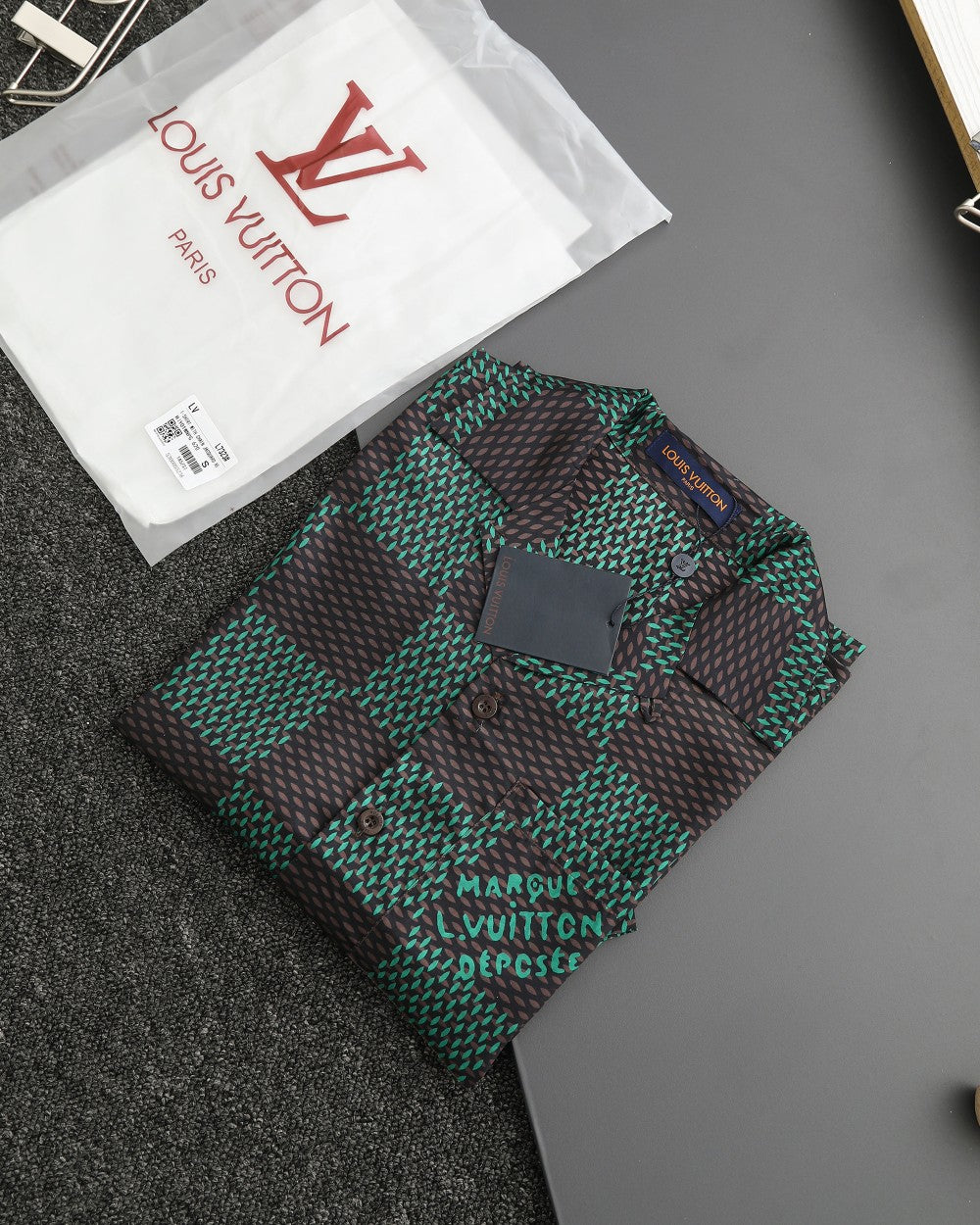 Conjunto Masculino Louis Vuitton a Condizer – Camisa de Manga Curta e Calções