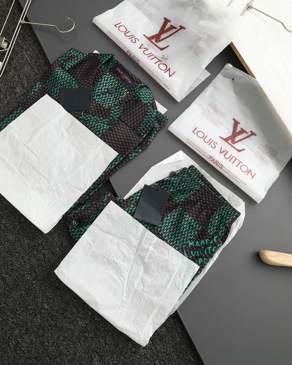 Conjunto Masculino Louis Vuitton a Condizer – Camisa de Manga Curta e Calções